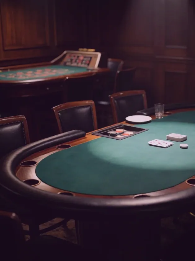 Deux mains qui distribuent des cartes sur un chevalet devenu table